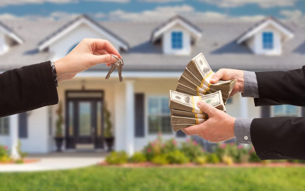 Cash Home Sale Benefits 6 real estate agent handing over house keys for stac 2024 12 26 20 57 46 utc